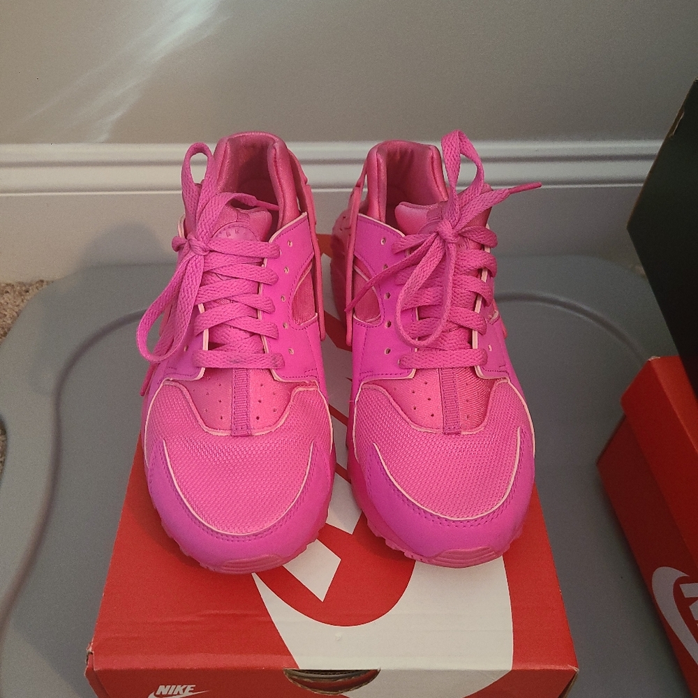 Nike Huarache Shoes in Laser Fuchsia